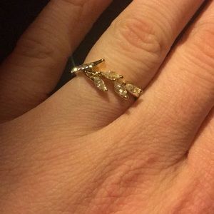 Women’s glamorous ring